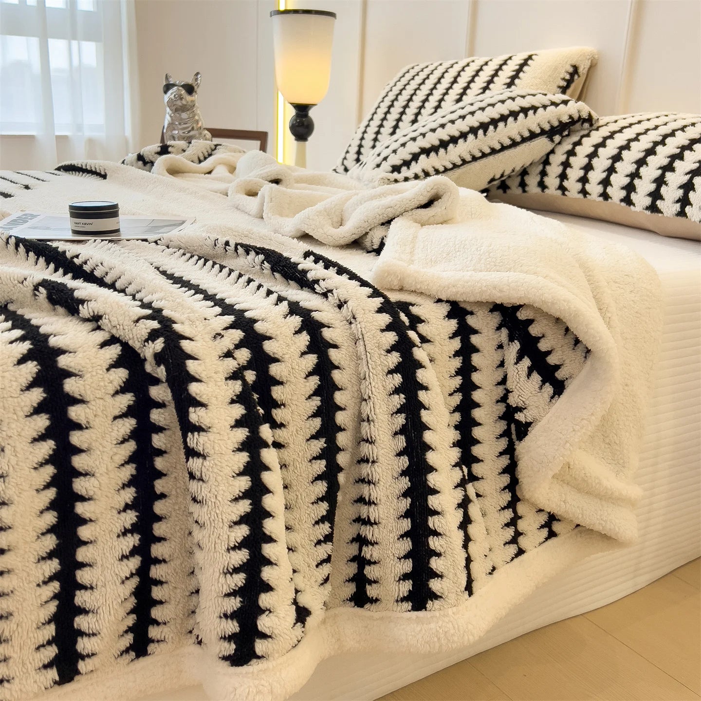 The soft Taff velvet blanket, a warm and comfortable cover blanket, suitable for office naps, bedrooms, sofas, and travel