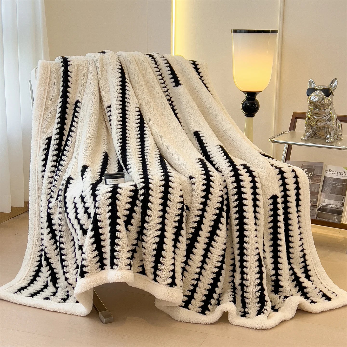 The soft Taff velvet blanket, a warm and comfortable cover blanket, suitable for office naps, bedrooms, sofas, and travel