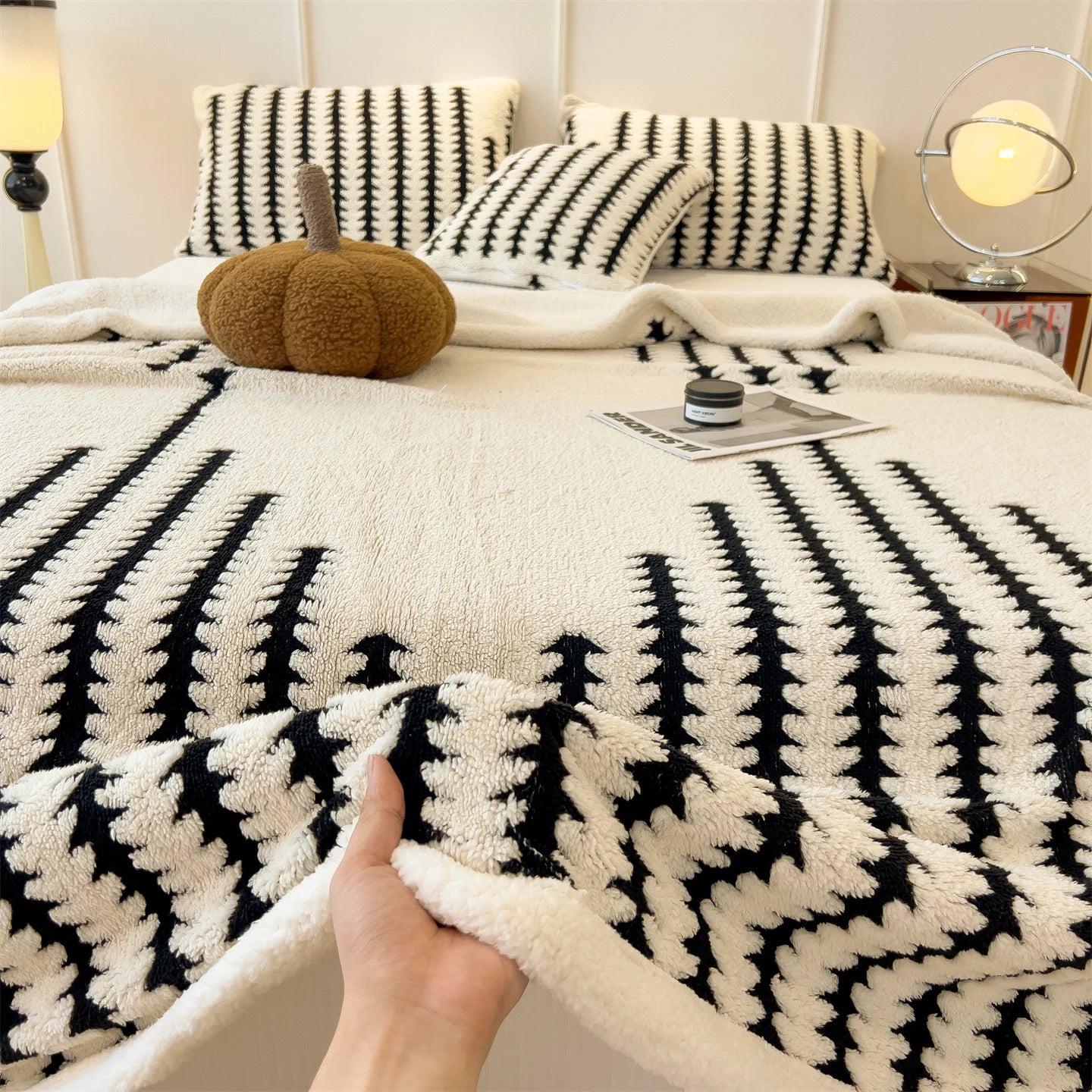 The soft Taff velvet blanket, a warm and comfortable cover blanket, suitable for office naps, bedrooms, sofas, and travel